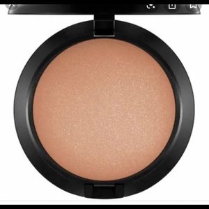 MAC bronzing powder